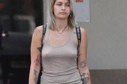 迈克尔·杰克逊女儿近照曝光 胸前亮点太过明显路人狂拍