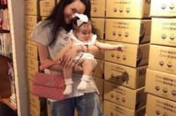 舒淇抱娃自侃搬货 揭其与老公冯德伦离婚了吗