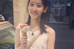 奶茶妹妹拿冰淇淋清纯甜笑 和当年有得一拼还一样的年轻美丽