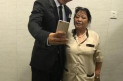 黄晓明刚上完厕所与保洁阿姨自拍  黄晓明植过发么