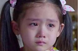 暴走模式8岁女童星疯狂接戏连续几日凌晨化妆拍戏网友怒骂:父母有多缺钱啊