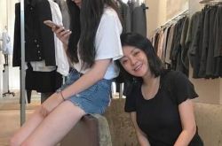 王中磊妻子与女儿逛街似姐妹 热裤秀长腿性感撩人