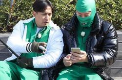 极限挑战第三季男嘉宾玩直播 孙红雷造型雷人黄渤挑战美妆