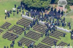 林肯主唱葬礼现场照曝光 查斯特家人好友齐聚追思会