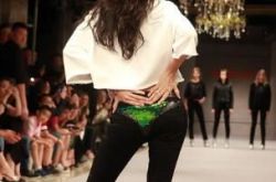 莫文蔚“内裤外穿”走秀 绿的辣眼睛害羞直蒙屁股