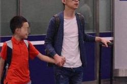 何炅侄子现身快乐大本营 揭秘何炅11岁“儿子”的真相