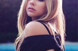 艾薇儿拉维尼老公是谁 网传真的艾薇儿已经死了