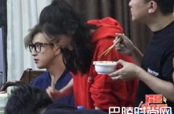 杨幂大半夜聚众搓火锅 薛之谦亢奋进食变话唠