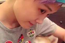 李宇春微博晒自拍 皮肤超好还有萌狗抢镜