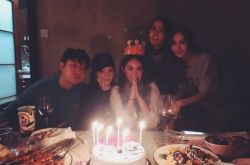 李小璐马苏为闺蜜庆生 个个肤白貌美还玩大尺度亲亲