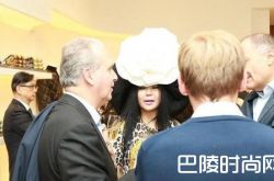 杨二车娜姆戴夸张花帽不改雷人本色 与老外热聊变社交女王被封杀原因揭晓