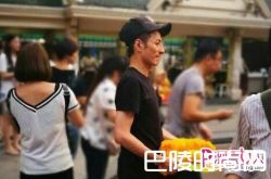 网友偶遇李维嘉在泰国拜佛 一身黑衣身材消瘦