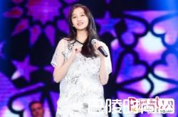 关晓彤北影节献声《小幸运》 却被网友质疑假唱