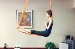 车晓在吊绳上花样练瑜伽 神一样的女子