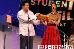 龚蓓苾出席活动美貌依旧 造型干练尽显大长腿