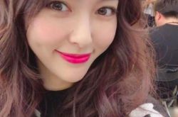 唐嫣晒自拍为化妆师庆生 甜美卖萌引网友调侃