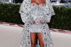 2018纽约MetGala时尚庆典 蕾哈娜扮火辣教主