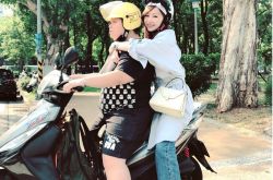 王心凌穿15万行头骑机车 爱马仕包包撞包