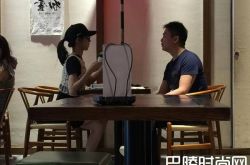 刘强东夫妇喝下午茶 章泽天还像个孩子