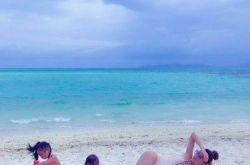 关颖冲绳晒5个月孕肚 带孩子度假老公陪伴