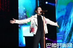 萧敬腾雨神附体啊 上海演唱会大雨影响微博道歉