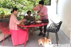 林依轮与妻子结婚23周年 端午为妻包粽子