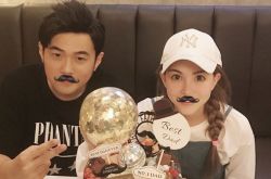 昆凌同框周杰伦晒女儿视角 小周周小手入镜