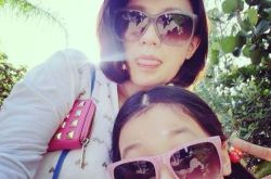 贾静雯带梧桐妹出游 女儿形同姐妹