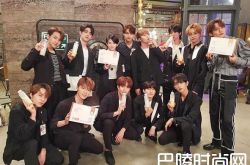 SEVENTEEN连续3天在首尔开唱 Vernon跺脚受伤打石膏