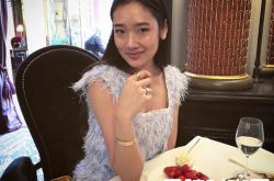 天才枪手Aokbab巧遇泰国公主 双脚下跪恭敬合照