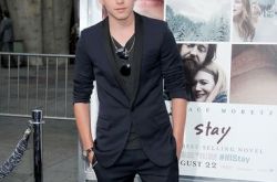 贝克汉姆儿子布鲁克林走进时尚界 高起点有颜值肯努力