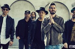 林肯公园主唱查斯特逝世1年 吊念逼哭粉丝