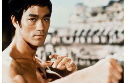 李小龙逝世45周年 2指伏地挺身蒙眼对打画面曝光