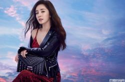 杨幂公布爱的幂方 Whitney七夕限量铆钉包