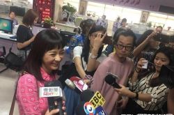 陈意涵许富翔登记结婚啦 挺孕肚现身婚姻登记所