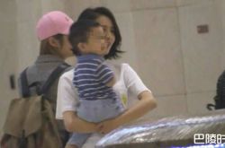 佟丽娅儿子探班正脸曝光 做妈妈的贴心小棉袄