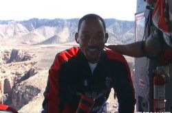 威尔史密斯50岁生日 大峡谷直升机高空弹跳