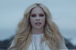 艾薇儿携《Head Above Water》复出 5年来抗病感动粉丝