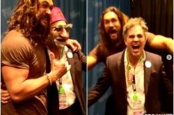 粉丝和水行侠合照 摘下面具居然是浩克