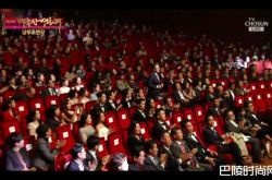 大钟奖颁奖典礼 代表领奖多人气没当年