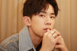 易烊千玺10帅照大改造 抱猫邪气眼神杀妈妈粉慌了