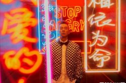 Jasper唱陈小春招牌歌 应采儿一听笑喷