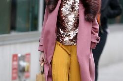 安妮海瑟薇染红发 逛街像走秀新造型美翻了