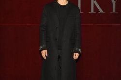 宋仲基飞东京赏VALENTINO早秋秀 呆萌Q毛战赢杨幂铅笔腿