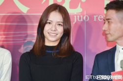 宋芸桦出席《灼人秘密》杀青记者会 宋芸桦