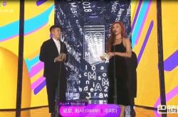 Loco入伍前终于又见心中女神 合体华莎领奖眼神都是爱