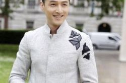 胡歌签名书曝光 调皮回应之前微博支援