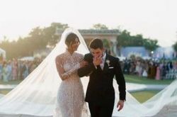 尼克乔纳斯迎娶大10岁女友 新娘婚纱长22公尺比球场大