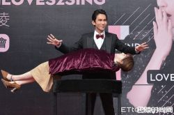 王心凌以漂浮魔术揭开签唱会