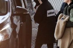 杨幂离婚后首现身 靠万元阿迪达斯包紧紧避露脸